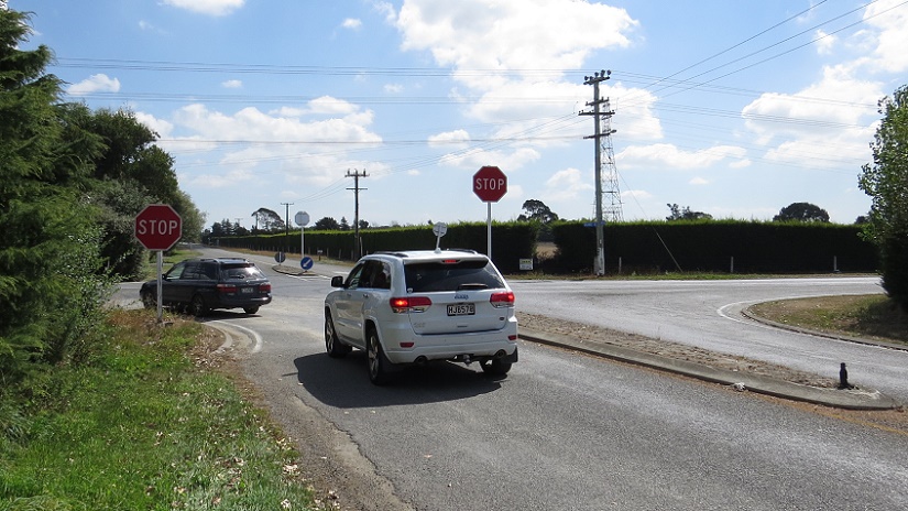 Two cars waiting to turn at the Shands Road and Blakes Road intersection