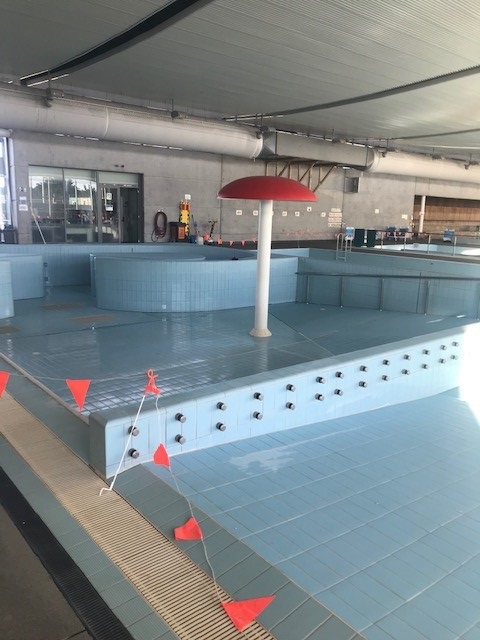 Picture of an empty pool with a turned off fountain at Selwyn Aquatic Centre
